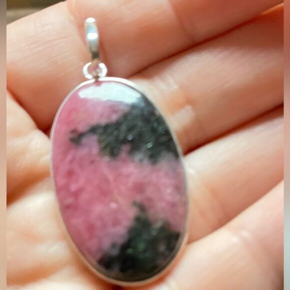 119 🖤 Rhodonite Gemstone Crystal Stone Necklace Pendant - Picture 2 of 3